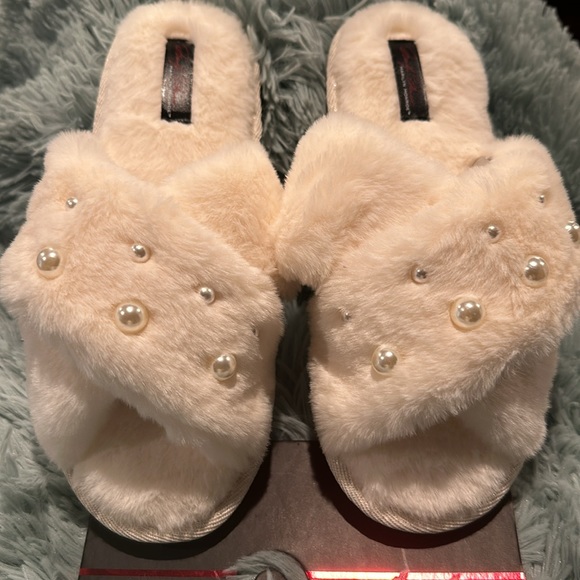 NWT Marilyn Munroe Memory Foam Slippers encrusted with Faux Pearls on one strap. - Picture 5 of 5